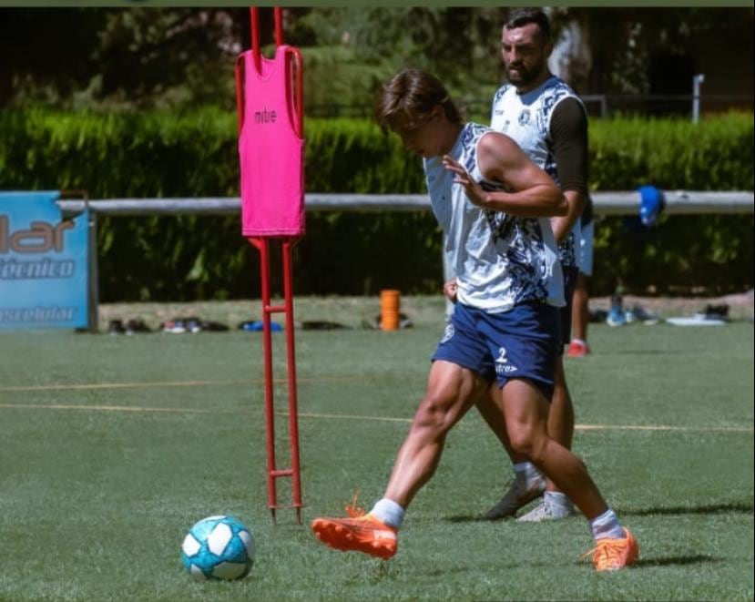 El joven delantero mientras transpiraba la camiseta de la Lepra.