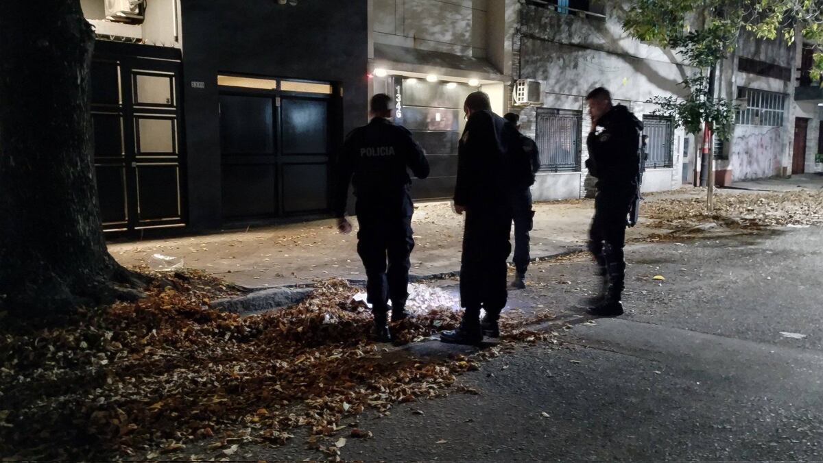 Balacera y taxi inhabilitado en Rosario: los peones creen que fue un atentado