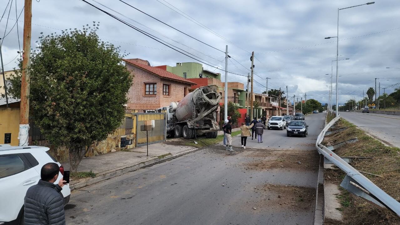 Gran conmoción provocó en el vecindario de Bajo La Viña el siniestro vial desencadenado en la mañana de este sábado.