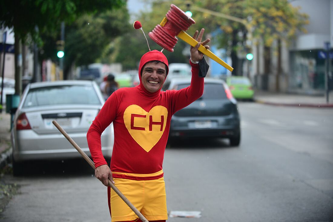 Javier Lopez Melano Chapulin Colorado
trabaja de limpiavidrio limpiando vidrios de autos en calle Juan b Justo

Fotografia Jose Gabriel Hernandez