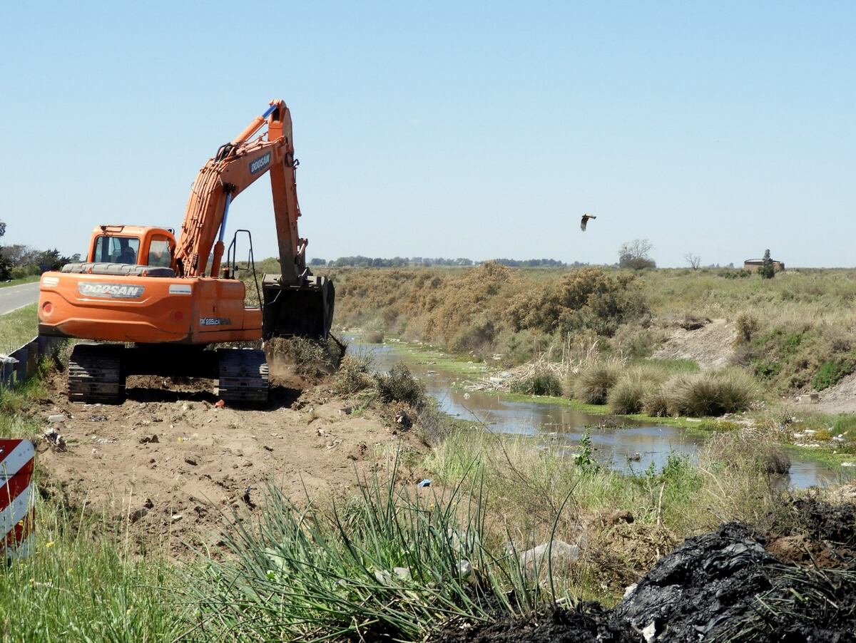 Realizan trabajos de limpieza en canales de evacuación de agua de lluvia