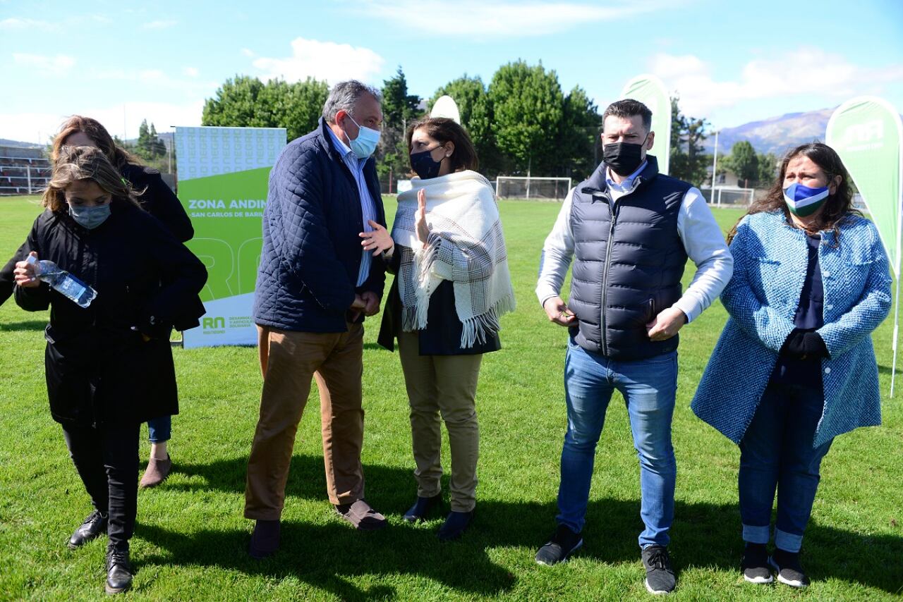 La Gobernadora Arabela Carreras habló del derrame de petróleo en un acto en Bariloche.