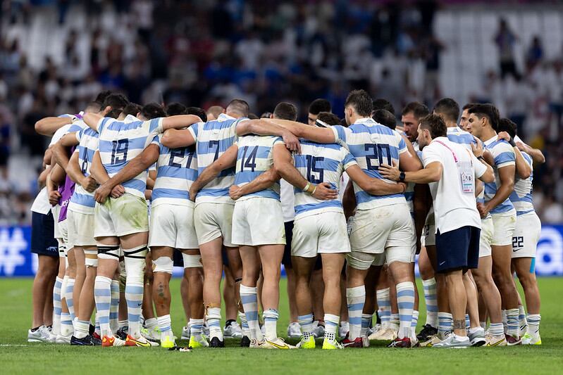 Los Pumas bajaron varios lugares en el ránking mundial, tras la derrota ante Inglaterra en Francia 2023. (Prensa UAR)