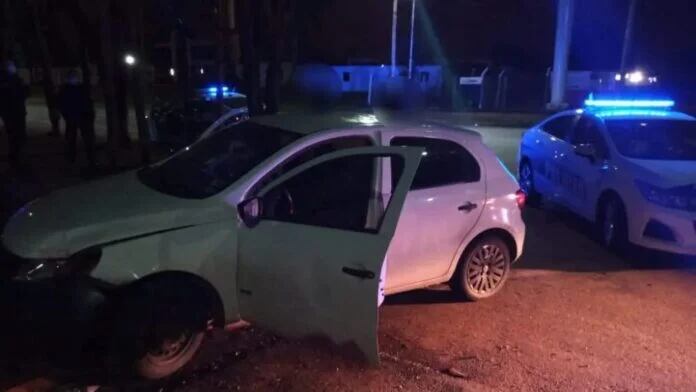 Evadieron un retén policial y terminaron incrustados contra un árbol.