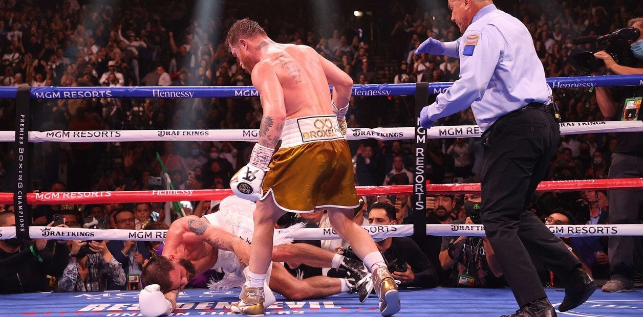 Canelo Álvarez noqueó a Caleb Plant y se convirtió en el campeón absoluto de los supermedianos