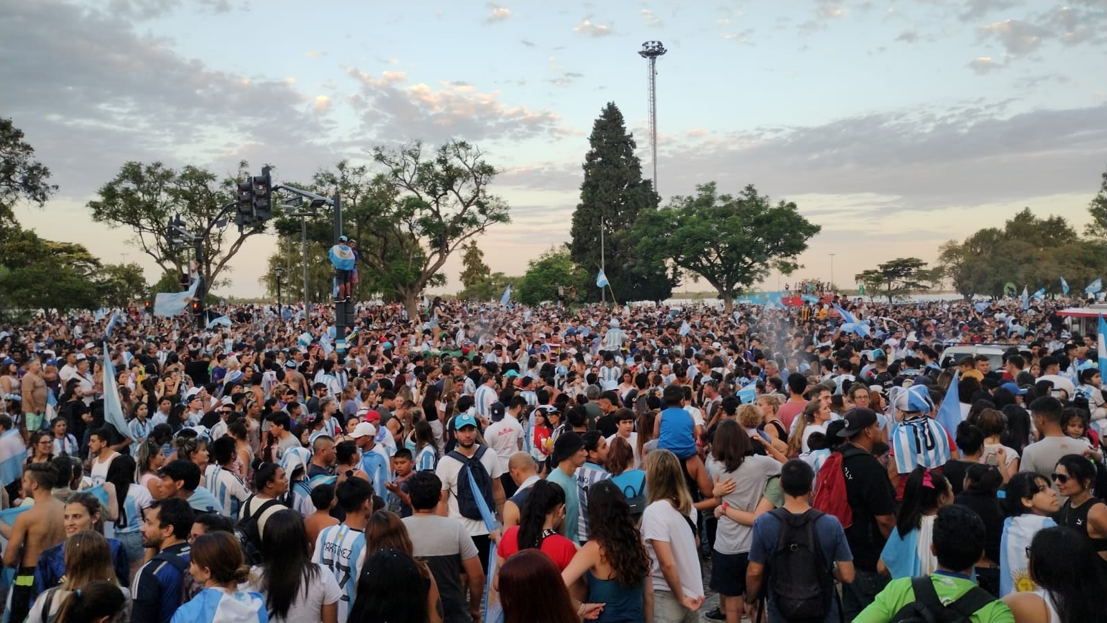 La Avenida Belgrano quedó vestida de celeste y blanco.