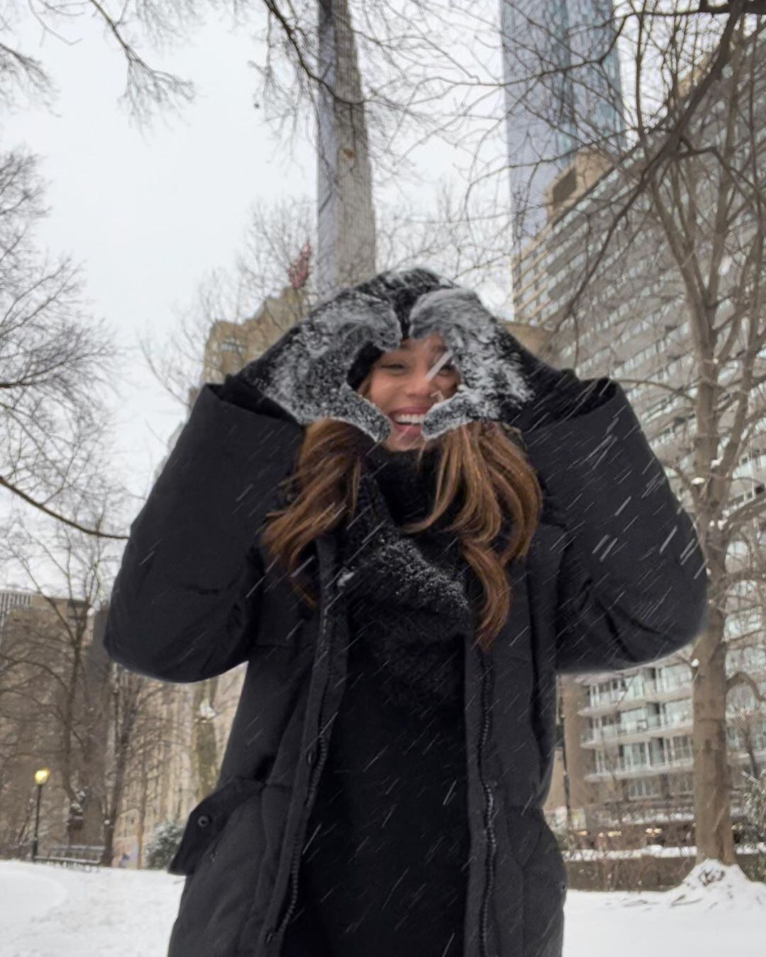 Yanet García disfrutando de la nieve.