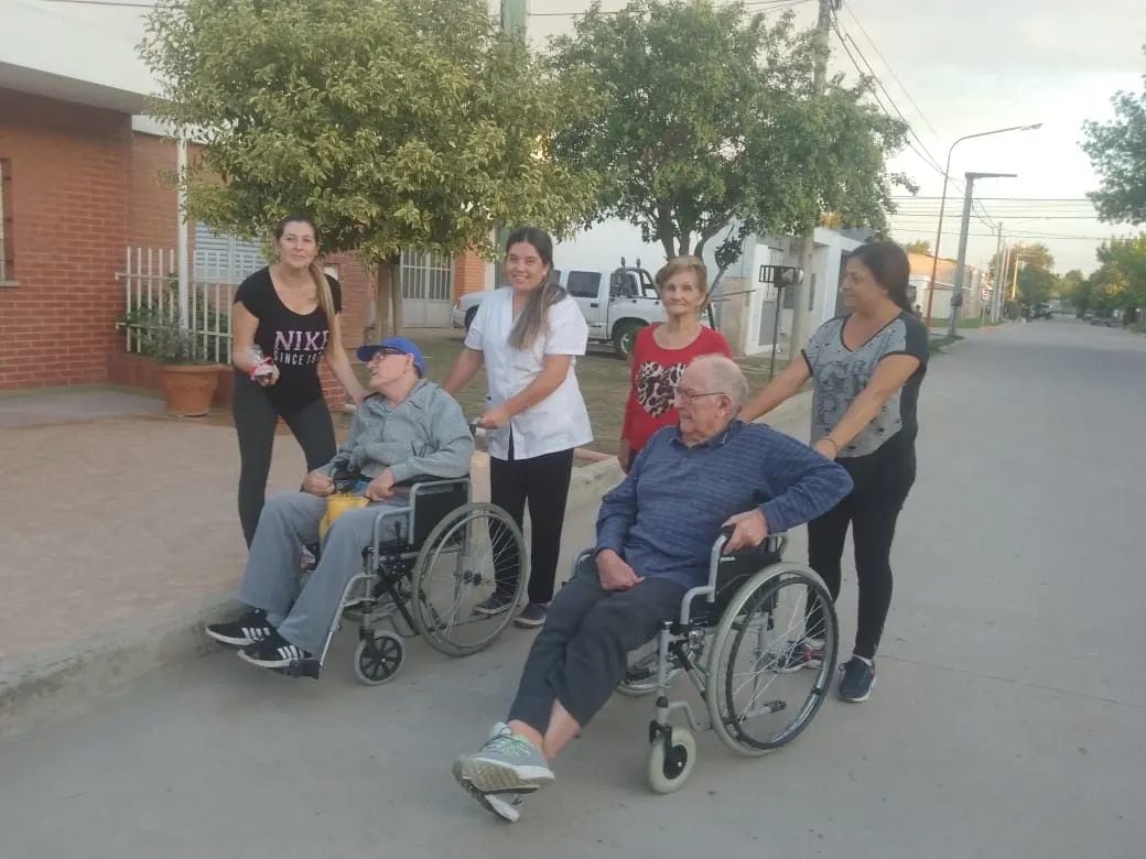 Abuelos del Hogar de Ancianos Juan XXIII de Arroyito repartieron huevos de pascua a vecinos.