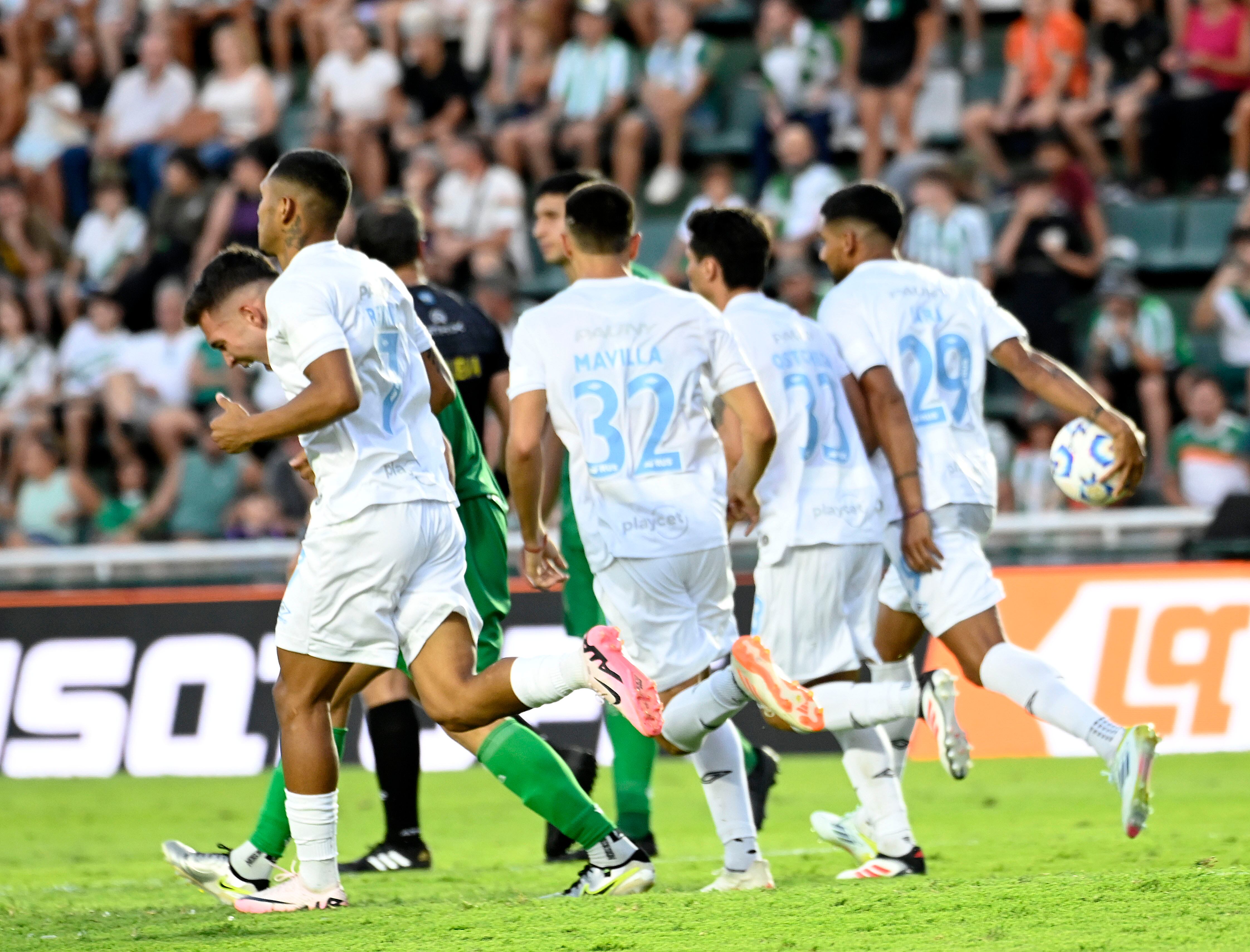 Franco Jara lleva la pelota luego de haber marcado el empate 1-1 de Belgrano ante Banfield. (Fotobaires)