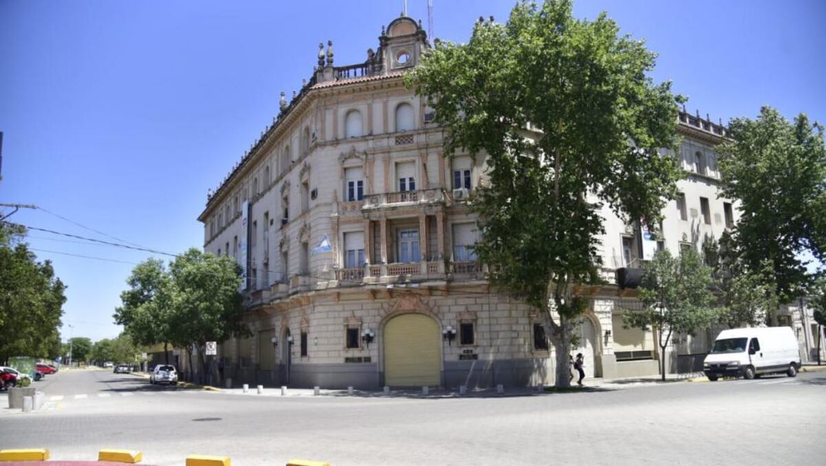 Escándalo en Córdoba: vecinos tomaron una sala de la Municipalidad de Villa María, con una sentada