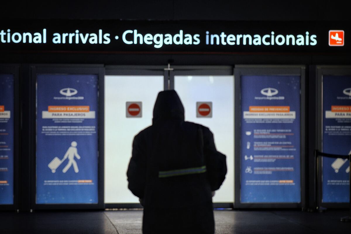 Un viajero con variante Delta incumplió la cuarentena y fue denunciado por Migraciones