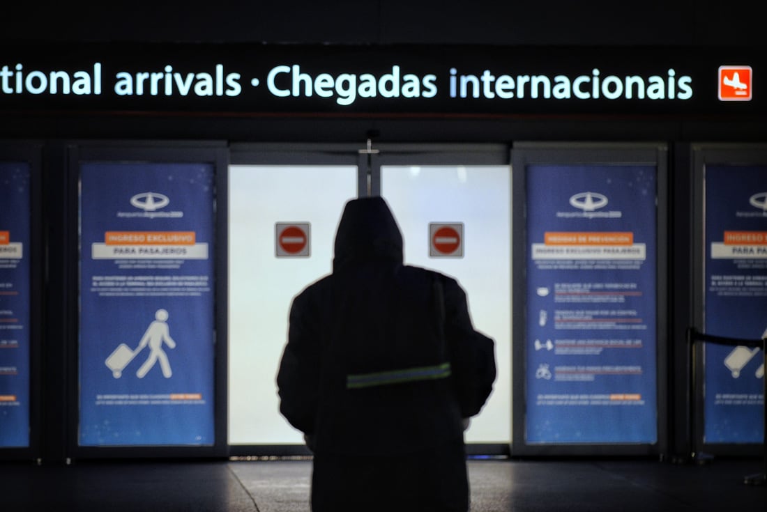 Pasajeros llegan a Ezeiza.