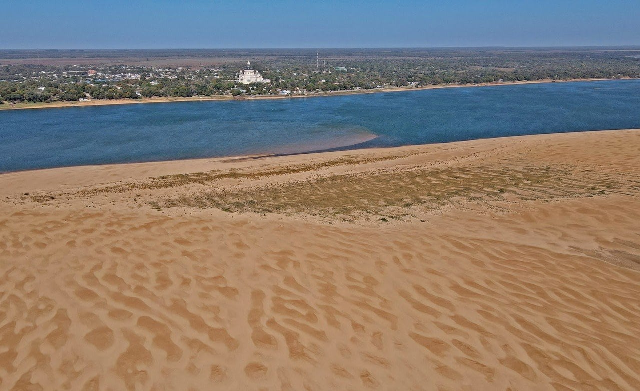 Extensos bancos de arena sobre el río Paraná en zonas cercanas a Paso de la Patria e Itatí.