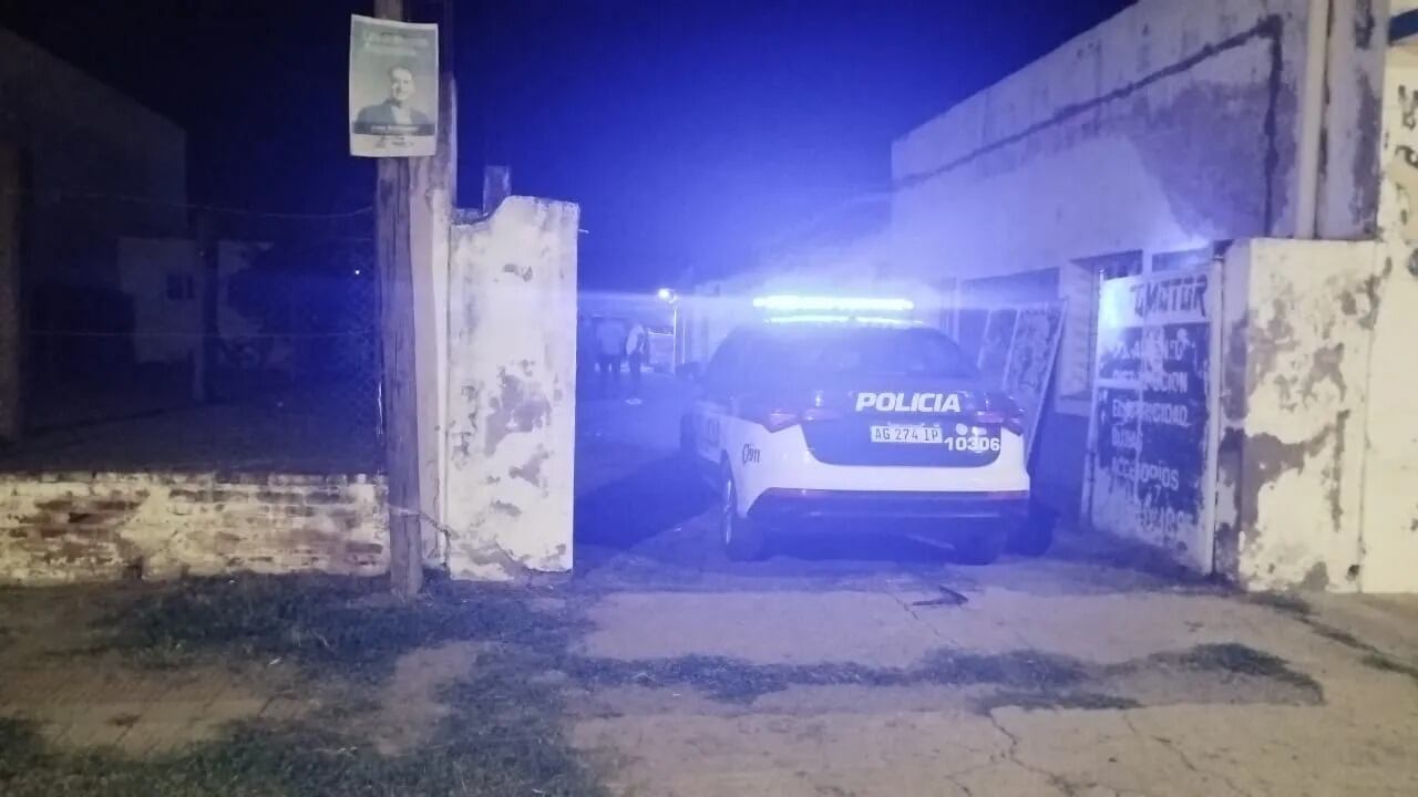 Vecinos denunciaron disparos y la Policía se topó con la macabra escena.