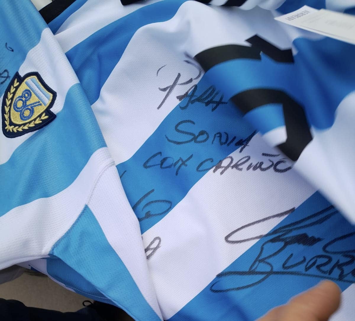 Los campeones del '86 obsequiaron una camiseta autografiada a la intendente Sonia Pérez.