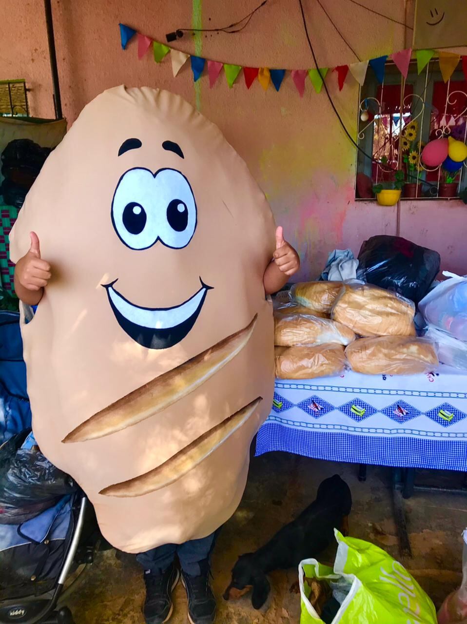 La panadería "Cristian" colabora en distintos merenderos con su nuevo amigo.