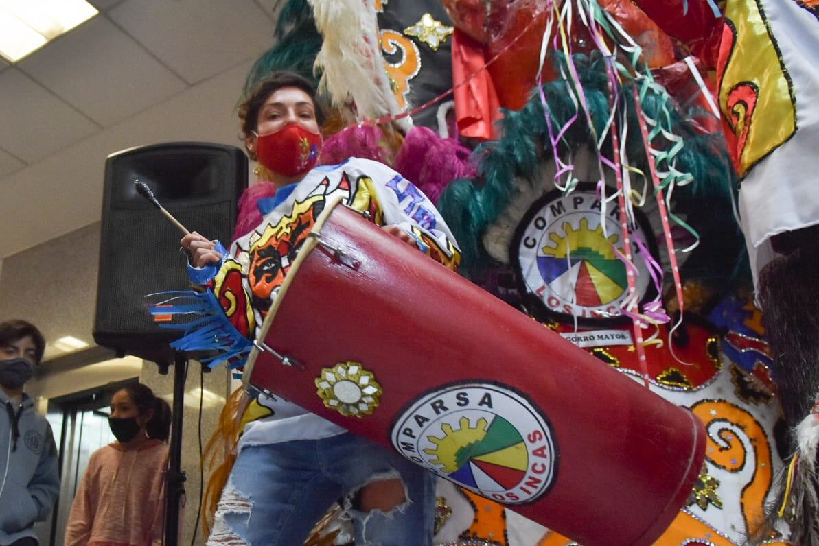 La muestra presenta los trajes, gorros y elementos típicos de la comparsa icónica de la ciudad de Salta.