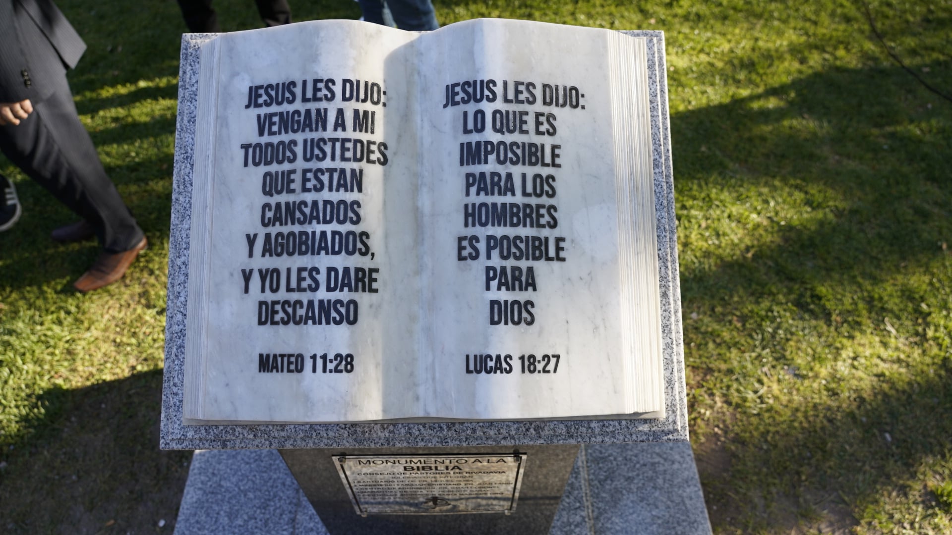 Los dos versículos que se pueden leer en el interior del monumento de la biblia.