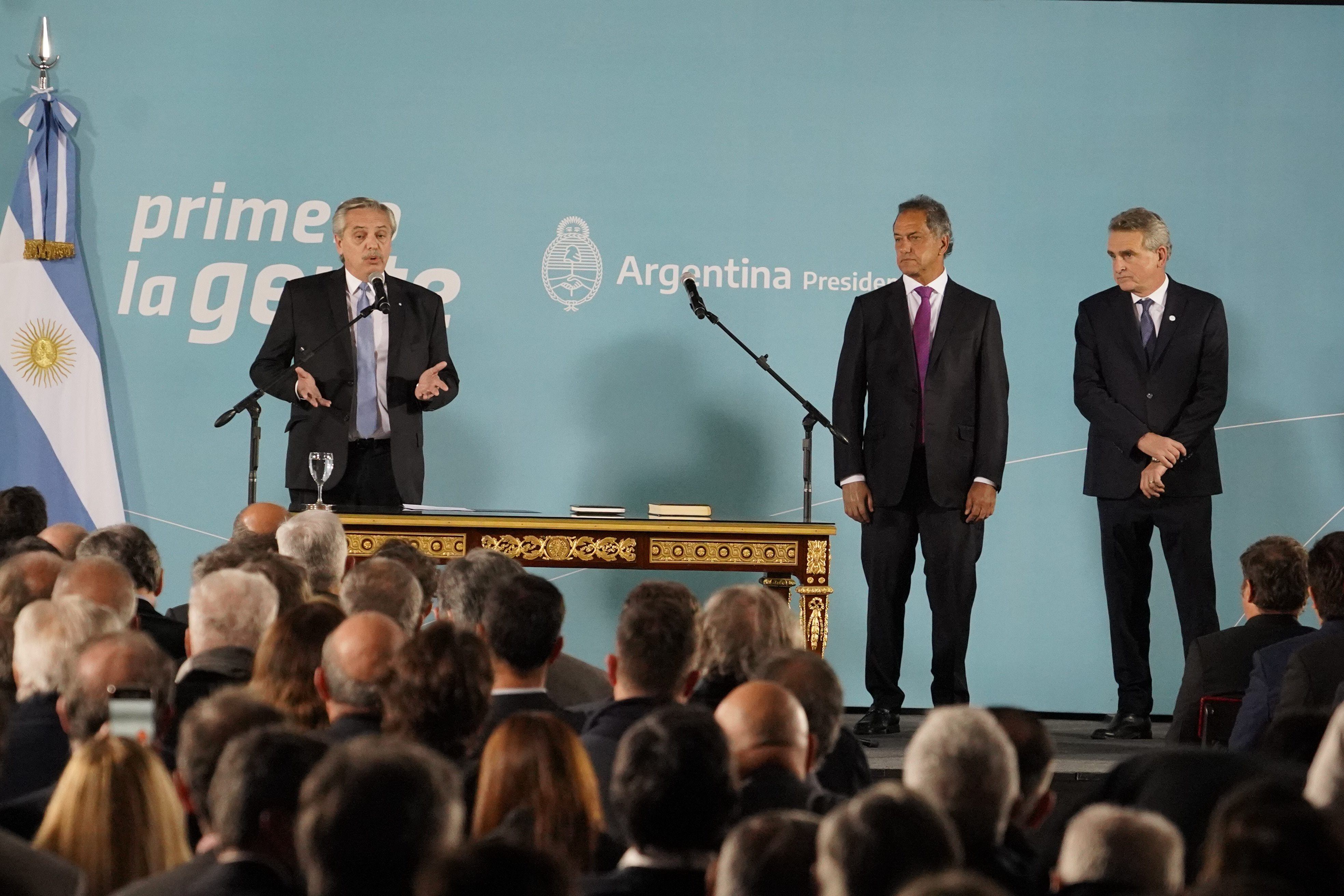 Alberto Fernández, junto con Daniel Scioli y Agustín Rossi, en la ceremonia llevada a cabo en el Museo del Bicentenario de la Casa Rosada. Foto: Clarín.
