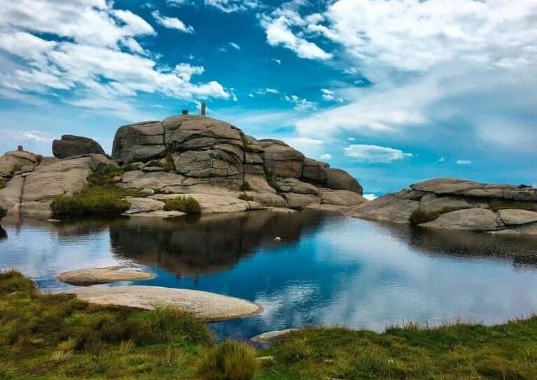 El espejo de agua suele estar congelado todo el año, por las extremas temperaturas de la cima.