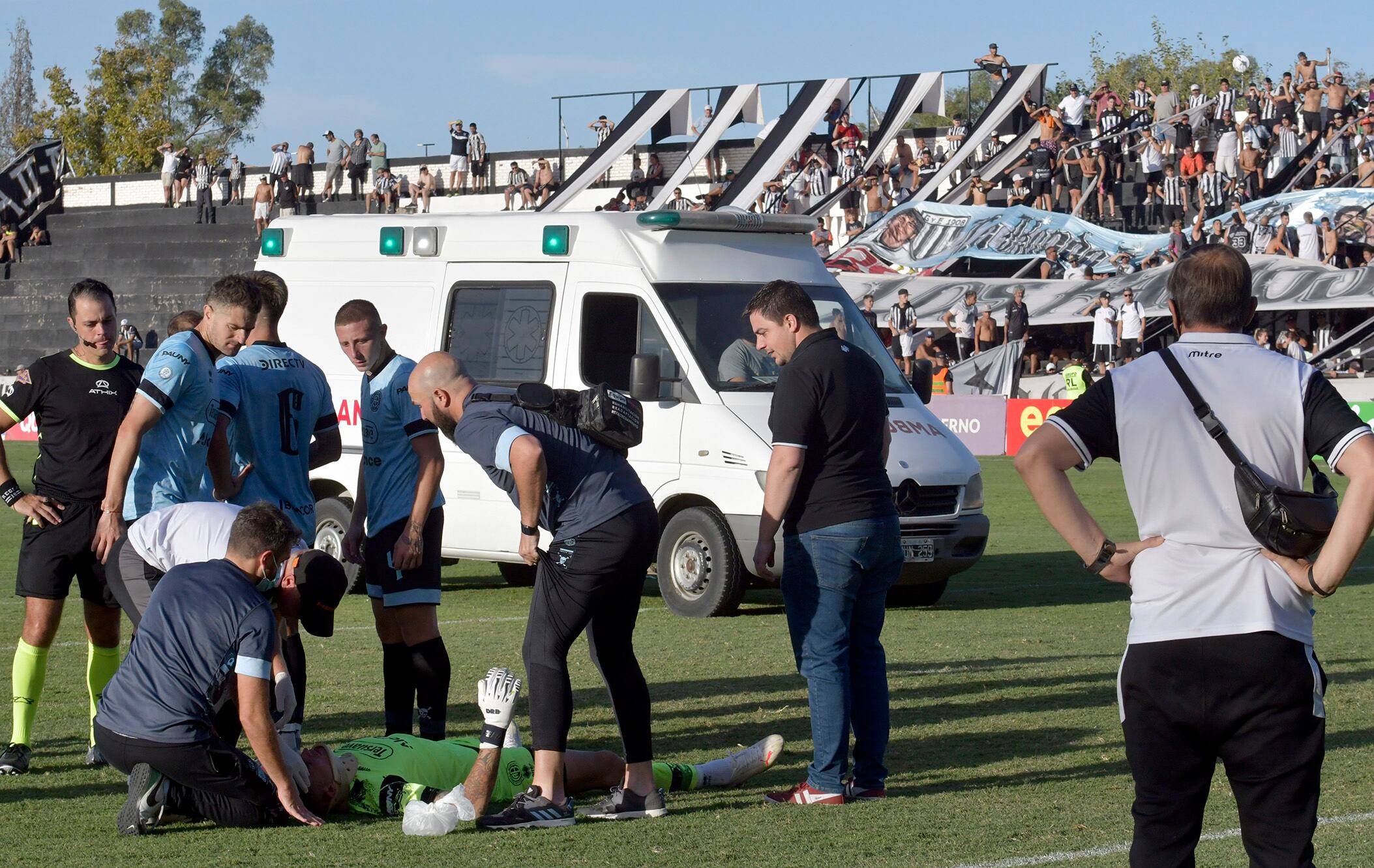 Nahuel Losada debió ser trasladado en ambulancia a una clínica cercana para ser atendido. 