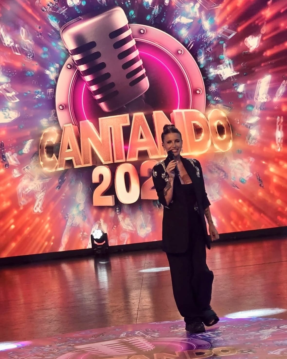 Flor Peña regresó a la conducción del Cantando 2024 tras su accidente.