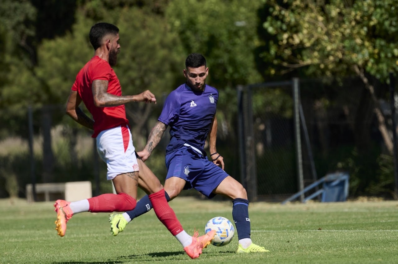 Nahuel Bustos hizo dos tantos ante el Ciruja (Talleres)