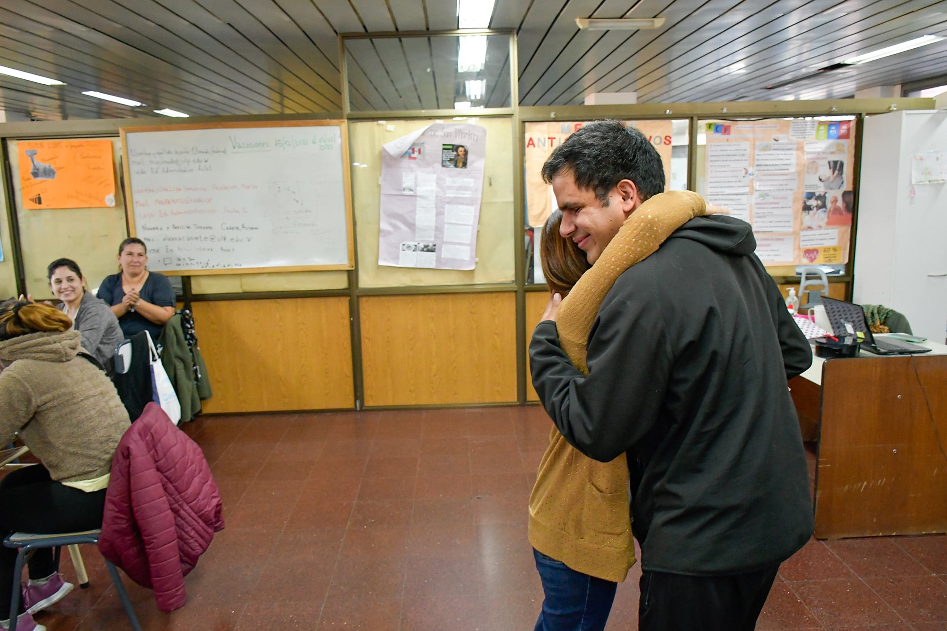 Lucas Quiroga, ciego recibido del secundario a los 23 años. No usa bastón, es independiente y quiere seguir estudiando idioma para irse del país.