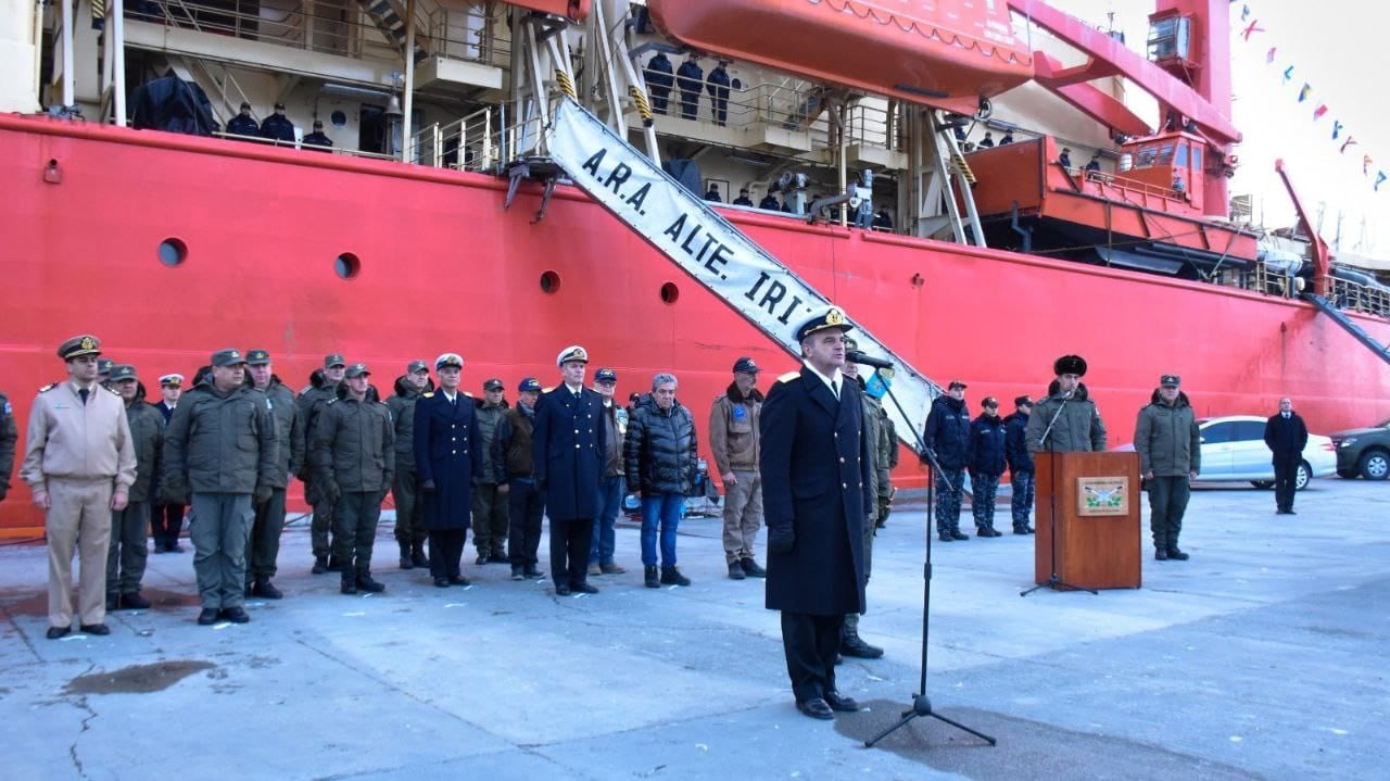 Ushuaia: Gendarmería hizo entrega del pabellón nacional al Irizar