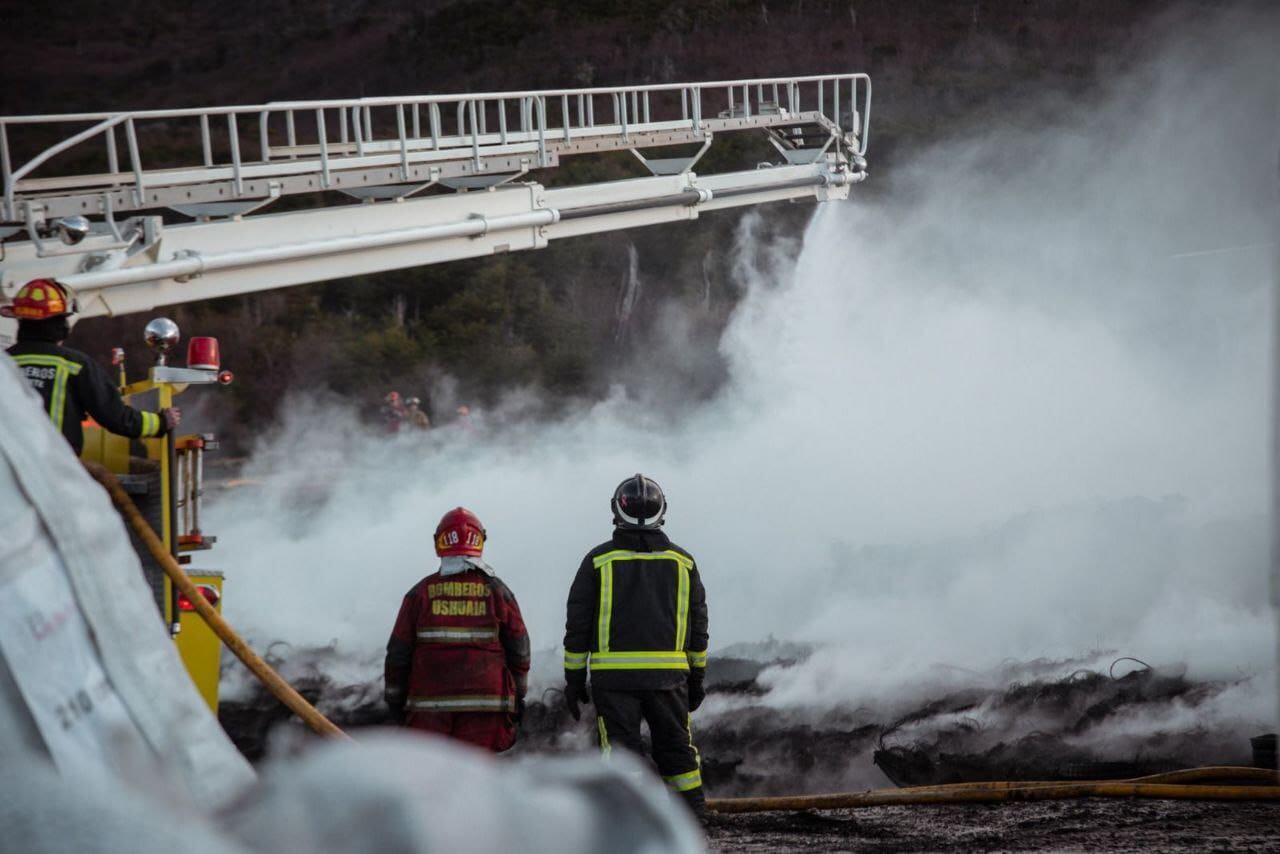 Ushuaia: el incendio en el depósito de cubiertas fue sofocado y controlado