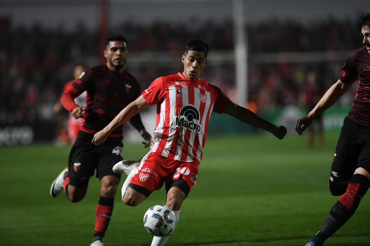 Instituto y Colón, en duelo de la quinta fecha de la Copa de la Liga Profesional, en Alta Córdoba. (Facundo Luque / La Voz)