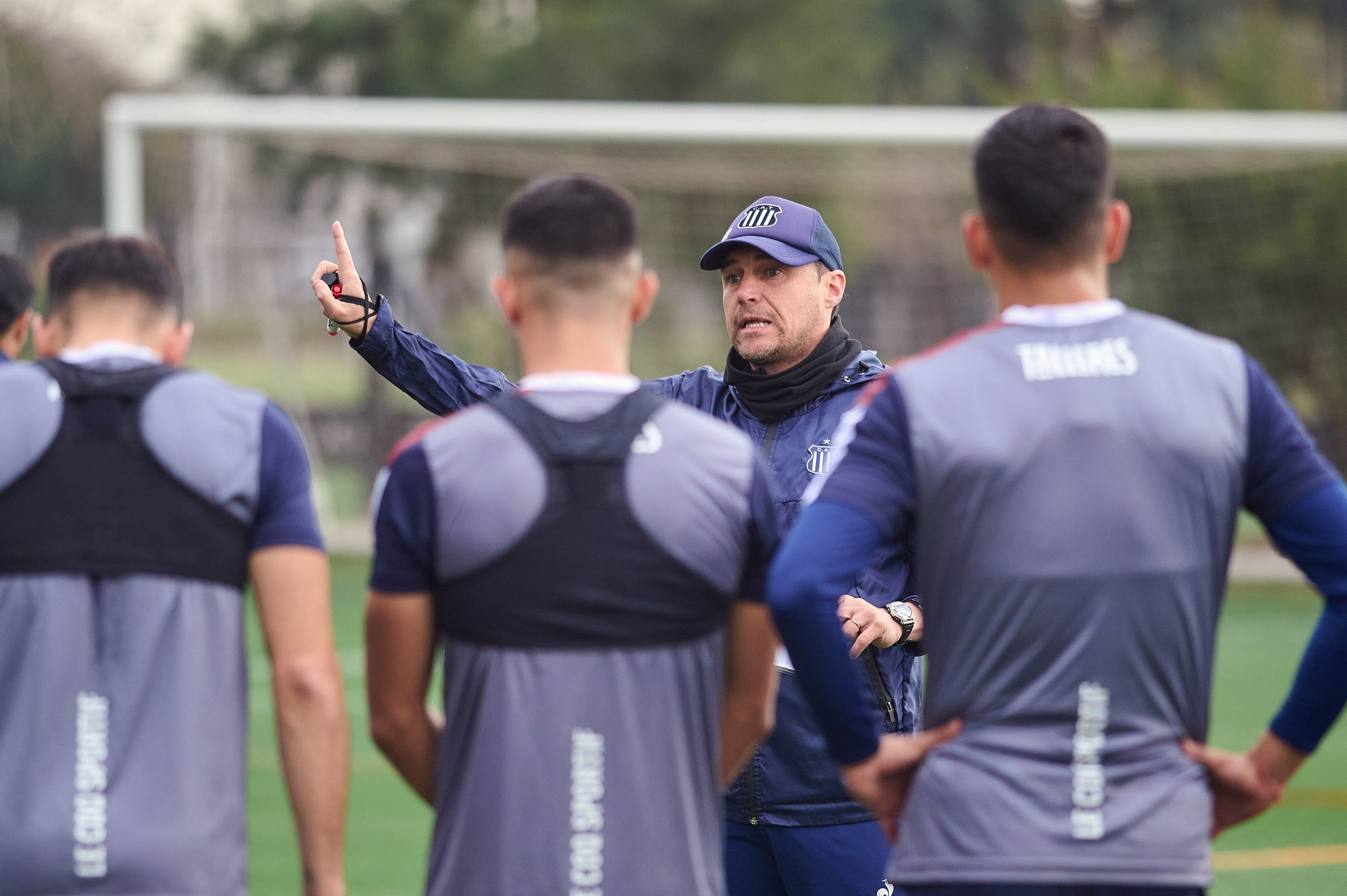 Alexander Medina, entrenador de Talleres, en una de sus primera prácticas al frente del equipo en este segundo ciclo. (Prensa Talleres)