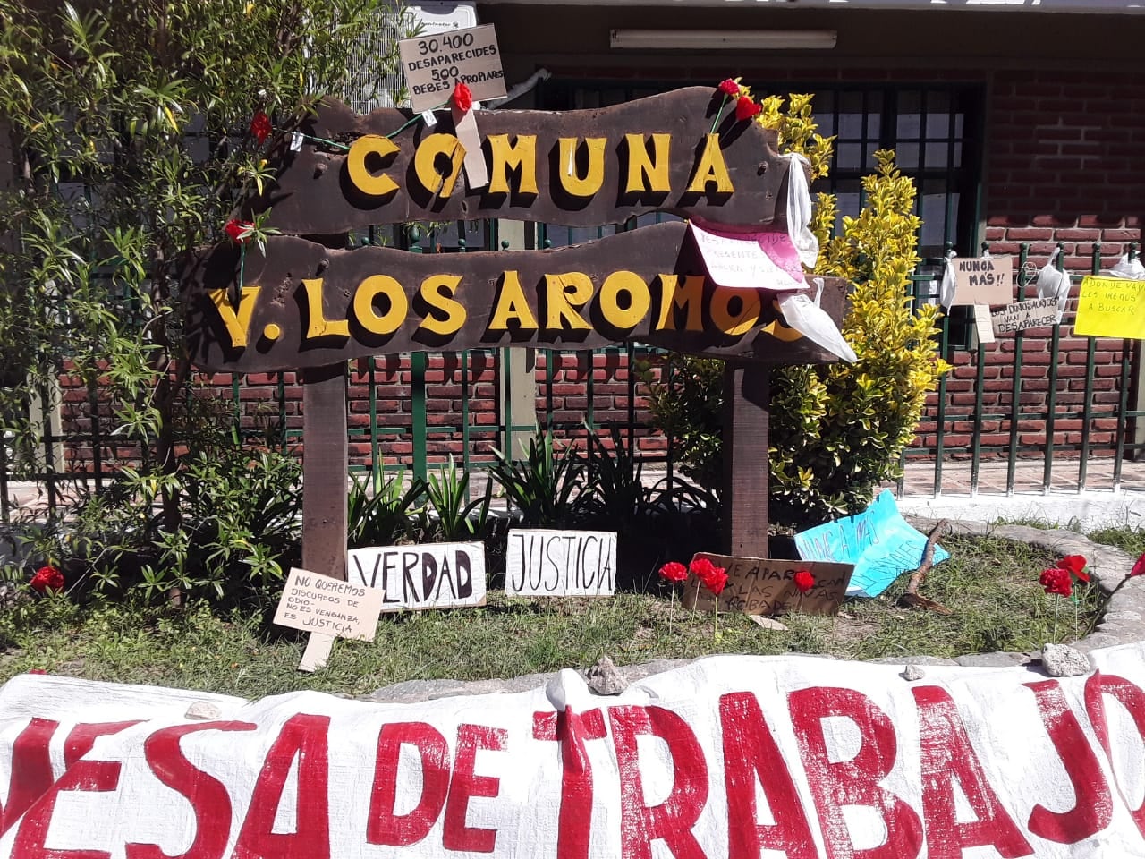 Organizaciones de Derechos Humanos y vecinos de la zona dejaron carteles de repudio frente a la comuna.