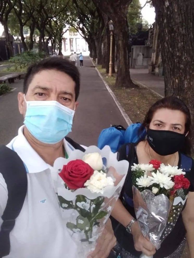 Los padres de Fernando Báez Sosa visitaron sus restos en el cementerio de Chacarita en el día de su cumpleaños.