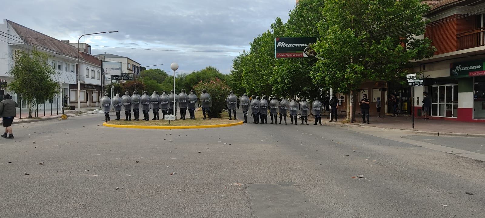 Incidentes en Miramar: la Policía tiró balas de goma a los manifestantes que reclamaban justicia por Luciano Olivera