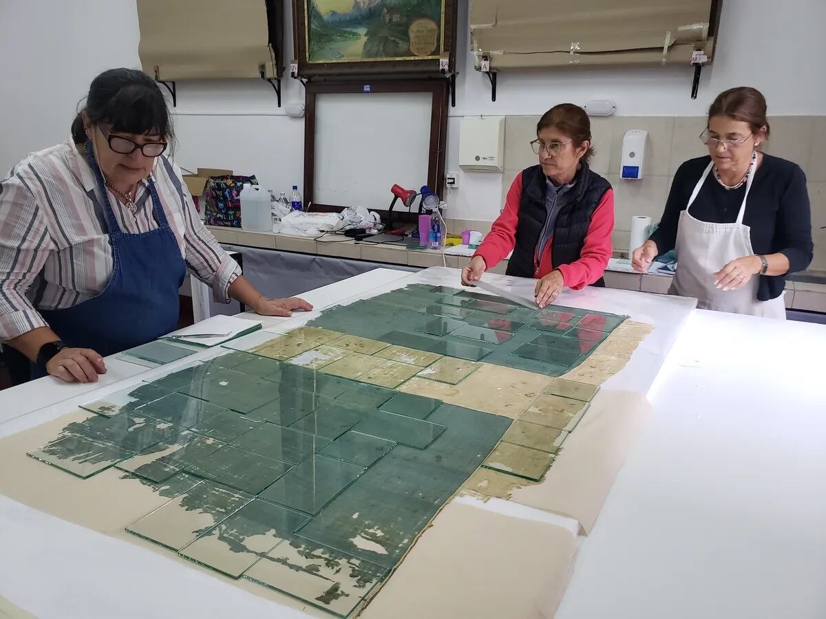 Un equipo de restauradoras encabezado por la Lic. Patricia Lissa trabaja hace varios meses en el textil histórico, en Jujuy.