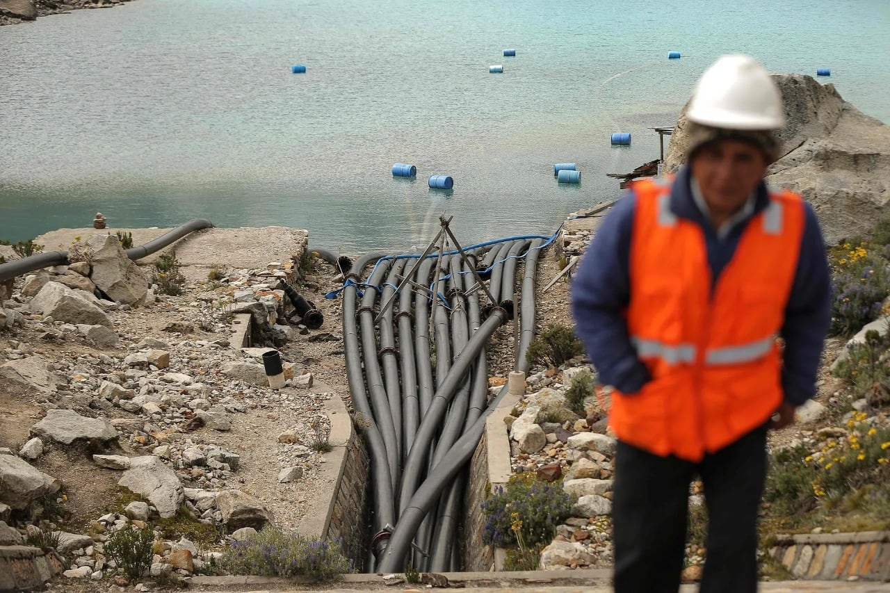 Efrain Reyes Villanueva, un operador de radio, revisa las tuberías de drenaje en el lago Palcacocha
LUKA GONZALES - AFP