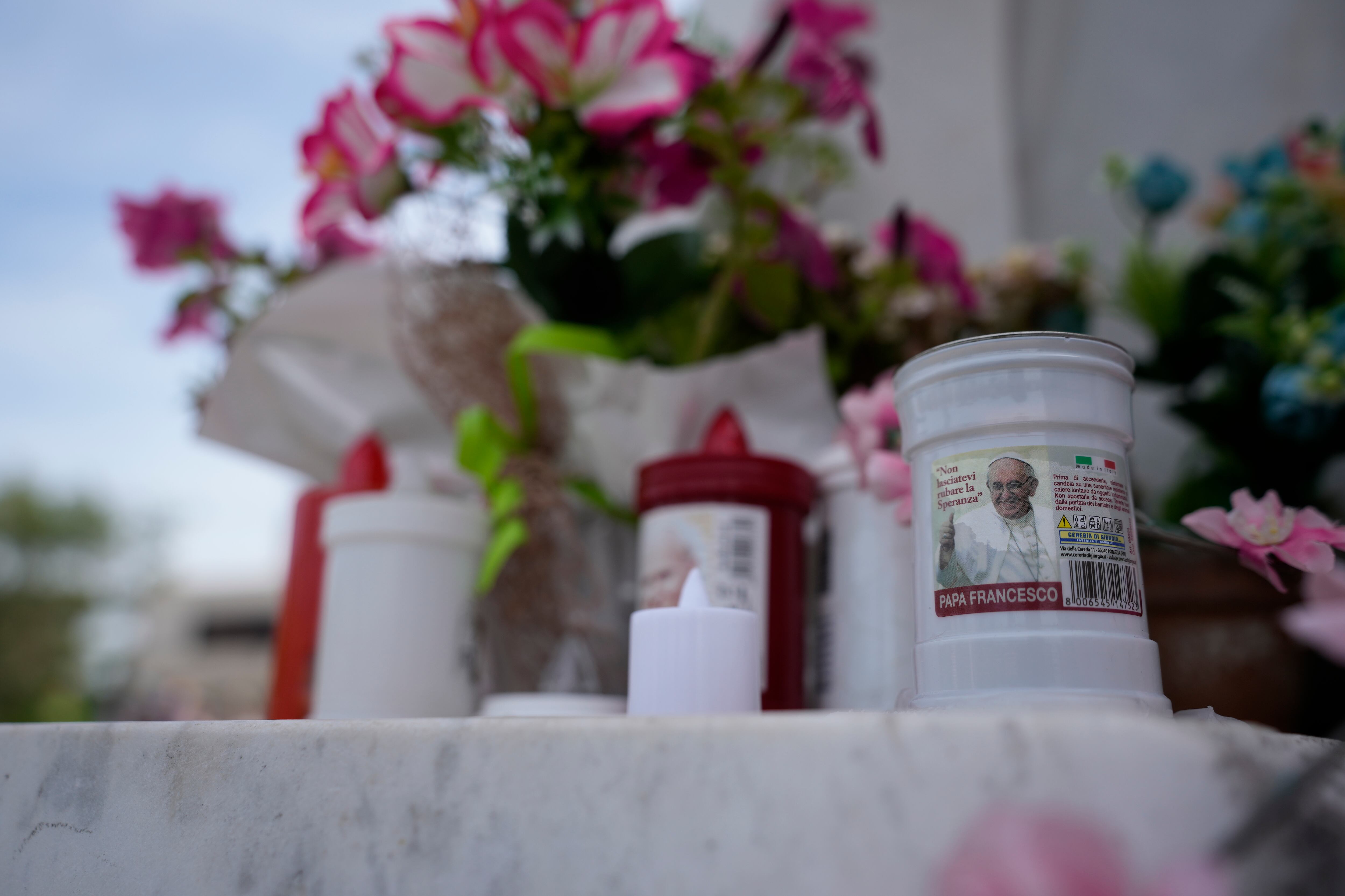 Velas con la imagen del papa Francisco, en la entrada del hospital policlínico universitario Agostino Gemelli en Roma, el 9 de junio de 2023, donde el pontífice se recupera de una operación abdominal. (AP Foto/Alessandra Tarantino)