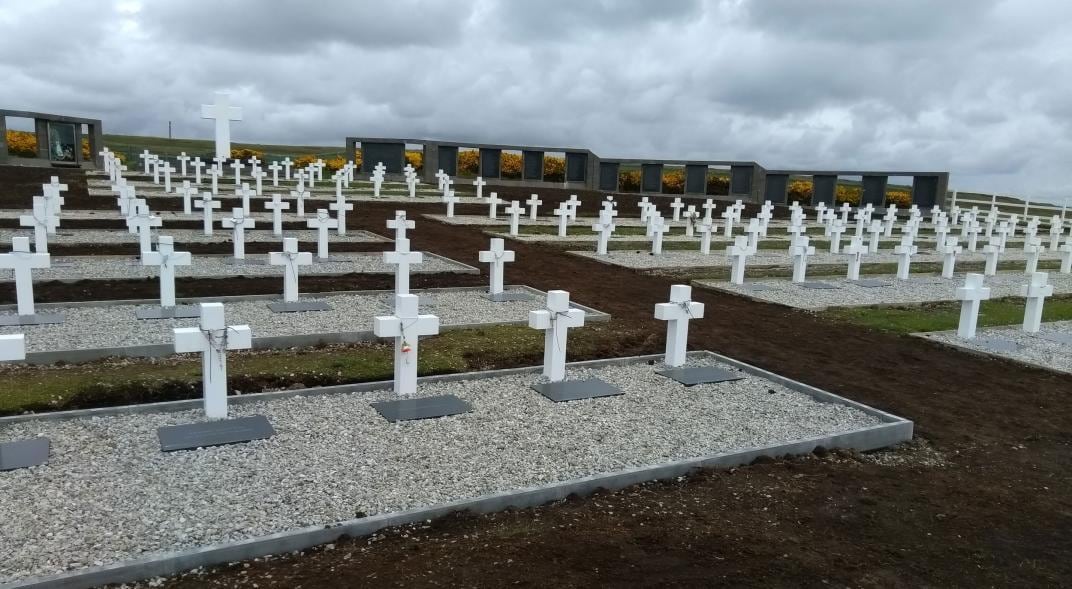 El cementerio de Darwin, donde yacen los restos de soldados argentinos caídos en el conflicto bélico de 1982. Durante la contienda, murieron 649 argentinos y 255 británicos. Por ley, el cuidado del cementerio está a cargo de la Comisión de Familiares de Caídos en la guerra de las Malvinas, que se espera puedan volver pronto a visitar la tumba de sus seres queridos a través de vuelos humanitarios. (DPA / Archivo)