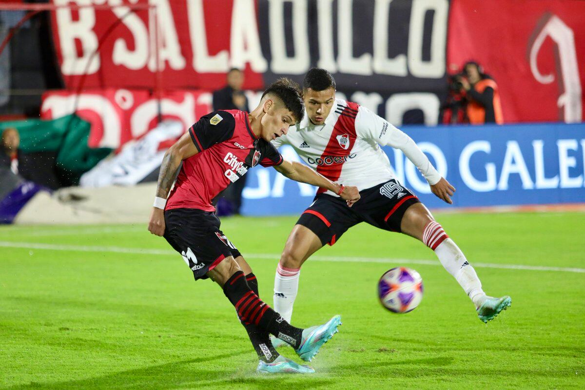 Susto en Newell’s: Brian Aguirre zafó de la roja ante River tras un patadón