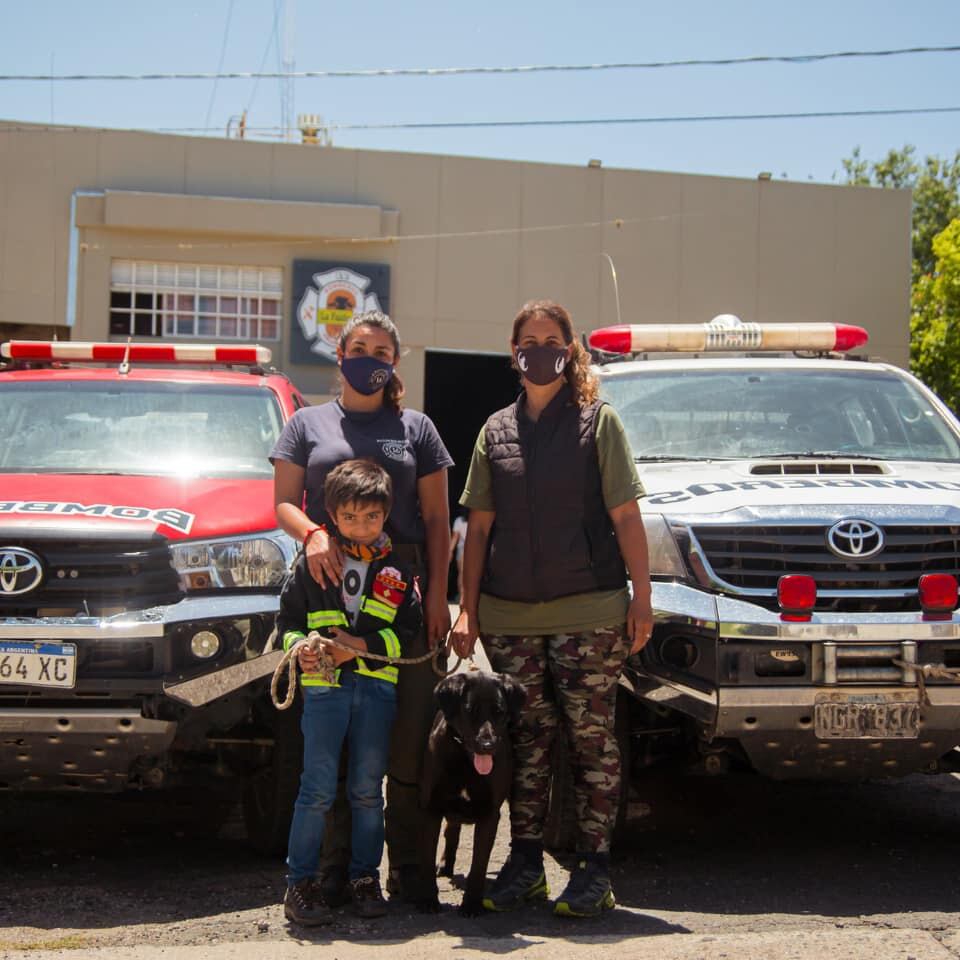 Marina Perciavalle junto a Nayle y su pequeño hijo, y Heimdall.