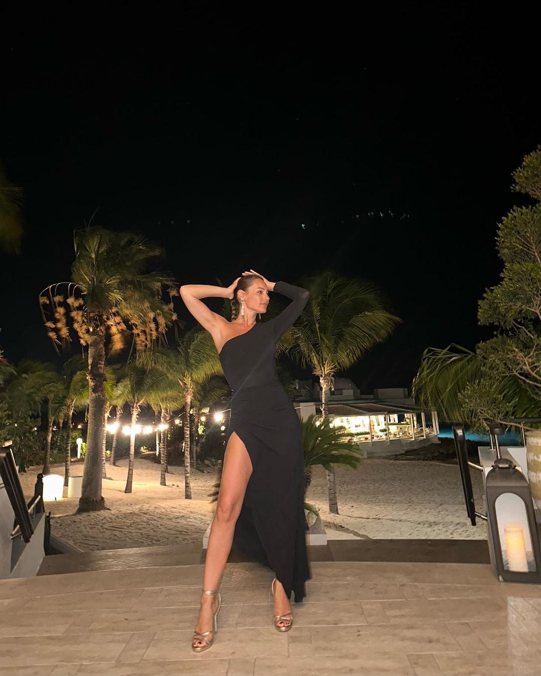 Pampita dio cátedra de estilo con un look total black infarante