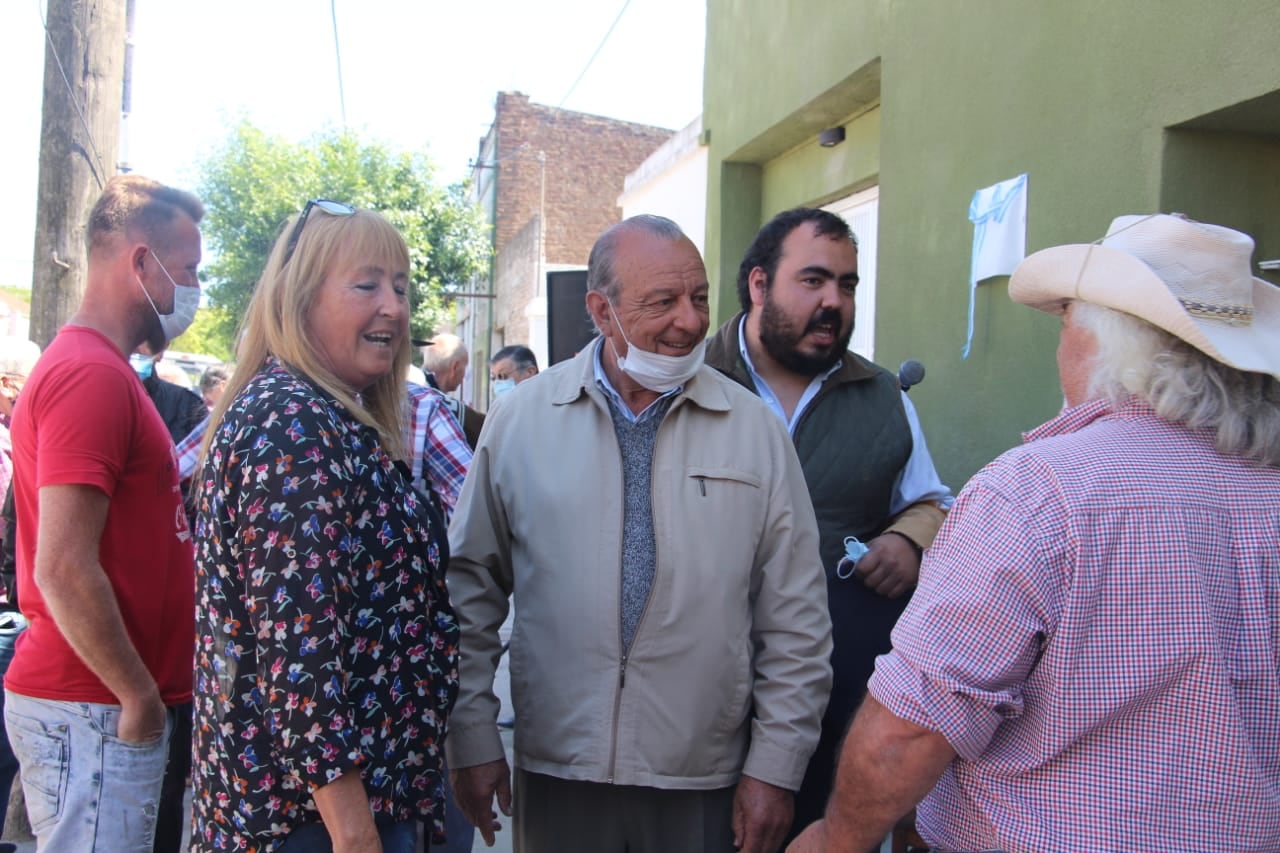 En el día de la tradición descubren placa en reconocimiento a Juan Ramón Santos.