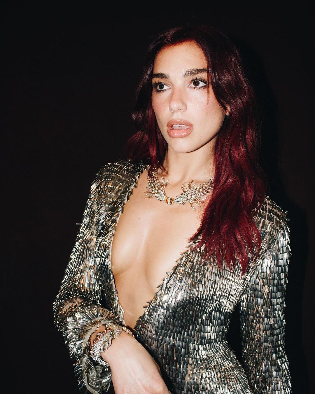 Dua Lipa deslumbró con un vestido ultra escotado y lleno de brillos en los Premios Grammys