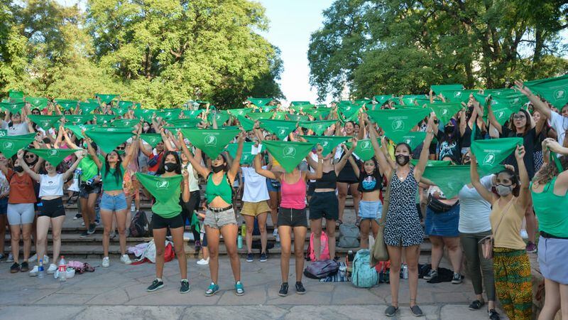 Cientos de mujeres iniciaron una vigilia mientras se trata en el Senado Nacional el Proyecto de Interrupción Voluntaria del Embarazo.