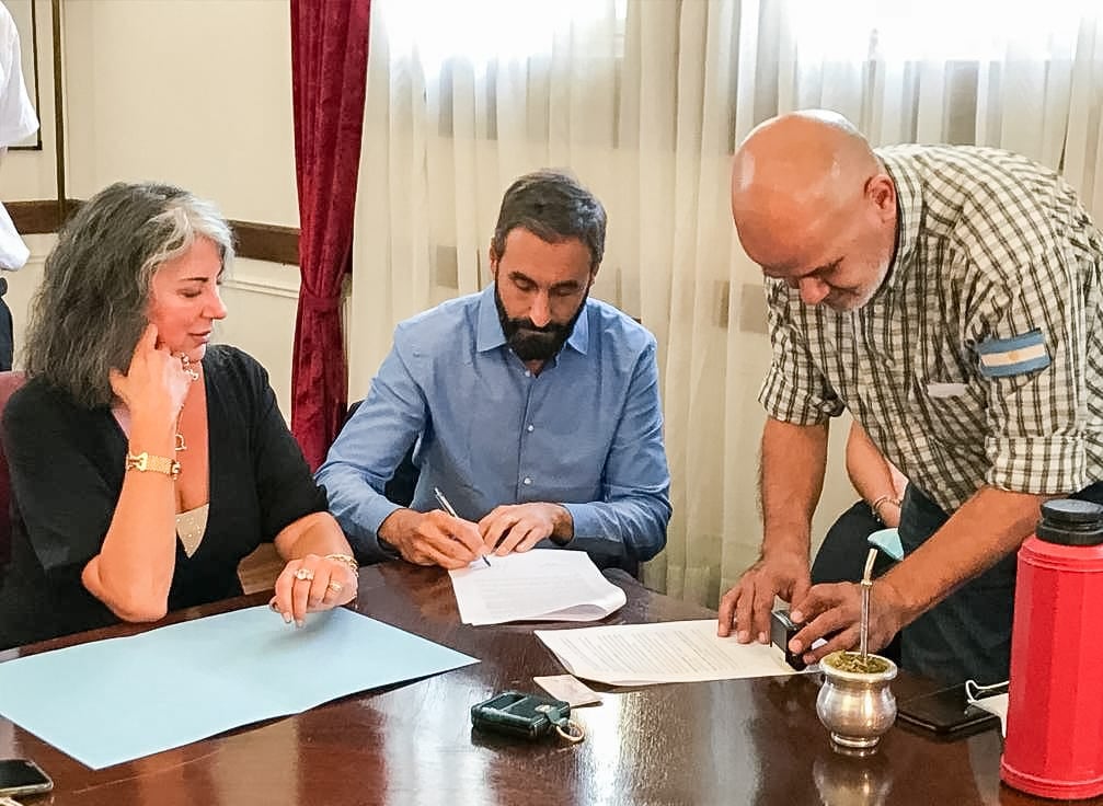 Con la firma del acuerdo, las Bases Antárticas podrán tener acceso a obras literarias de autores misioneros.