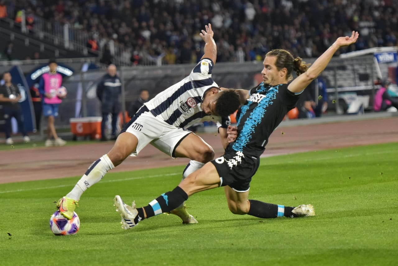 Talleres recibió a Racing por la Liga Profesional. Diego Valoyes encara ante Mena. (Facundo Luque)