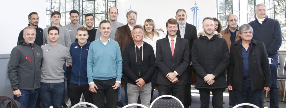 El intendente Raúl Jorge y parte del gabinete municipal posaron junto a los pilotos del JP Carrera tras la entrega de la distinción al múltiple campeón Guillermo Javier Ortelli.