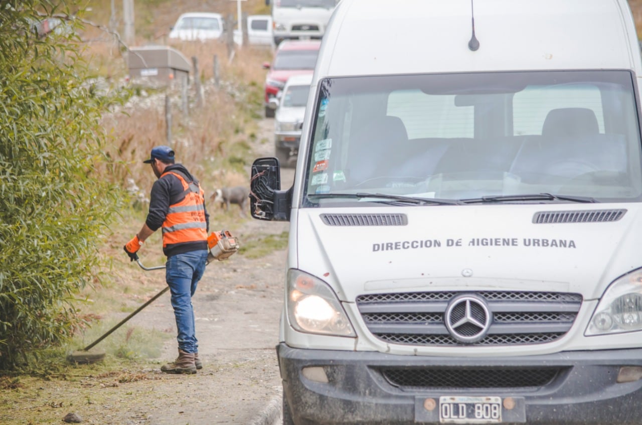 El personal Municipal trabajó en una jornada de limpieza, recolección de residuos voluminosos y corte de pasto en los Barrios San Vicente y la Cantera.