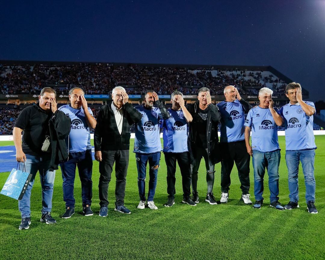 Algunos de los integrantes del Belgrano campeón invicto del Regional 1986 presentes en el Gigante en el reconocimiento del club y de la AFA. (Prensa Belgrano)